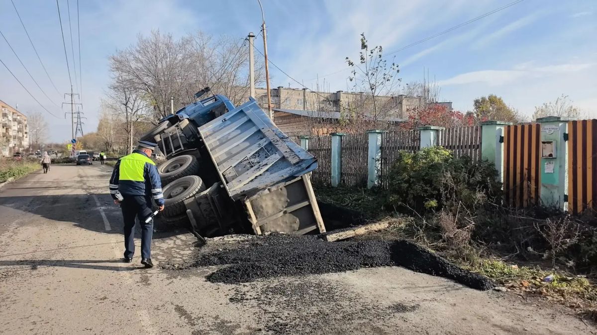 В Нижнем Тагиле из-за обрушения дороги опрокинулся КАМАЗ В Нижнем Тагиле из-за обрушения дороги опрокинулся КАМАЗ