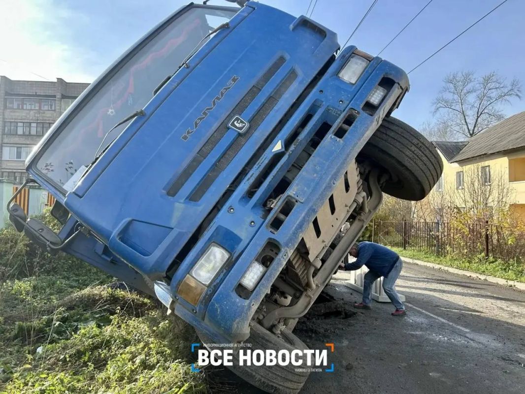 В Нижнем Тагиле самосвал с асфальтом провалился под землю В Нижнем Тагиле самосвал с асфальтом провалился под землю