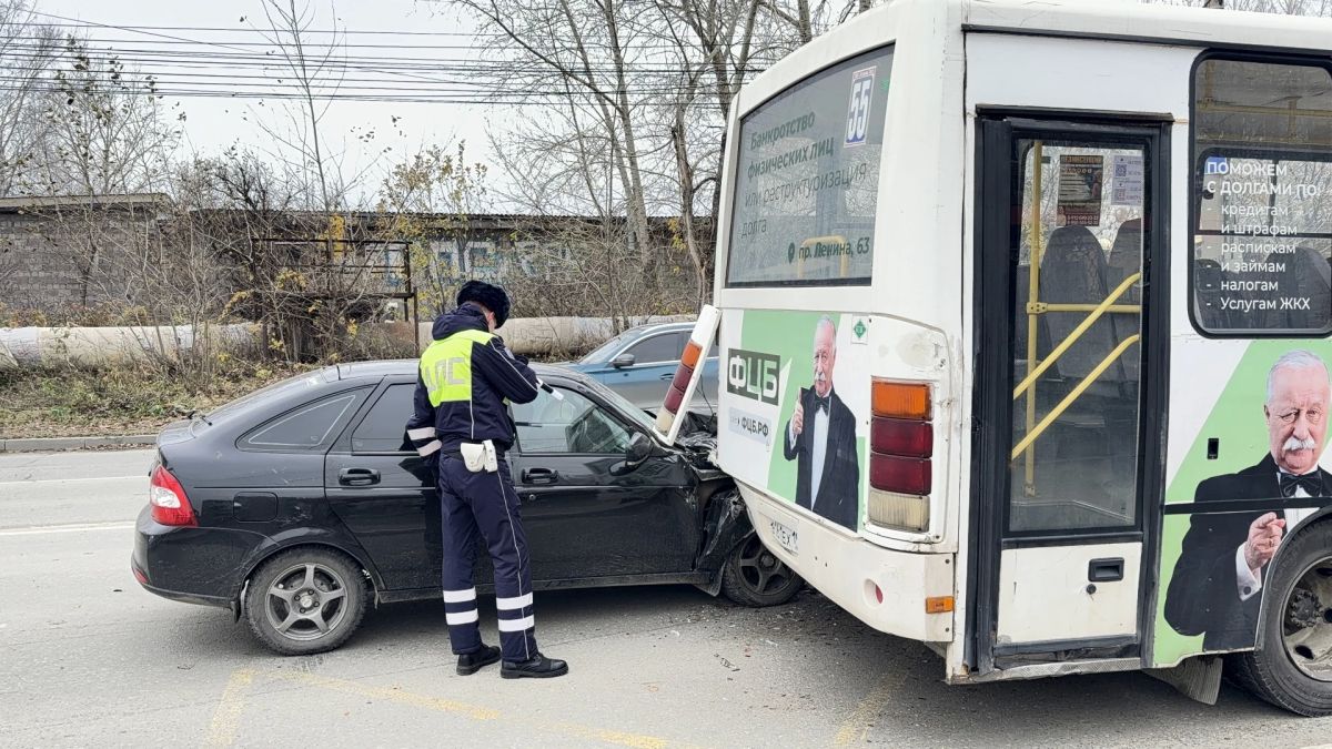 В Нижнем Тагиле Lada влетела в автобус с пассажирами, пострадала женщина В Нижнем Тагиле Lada влетела в автобус с пассажирами, пострадала женщина