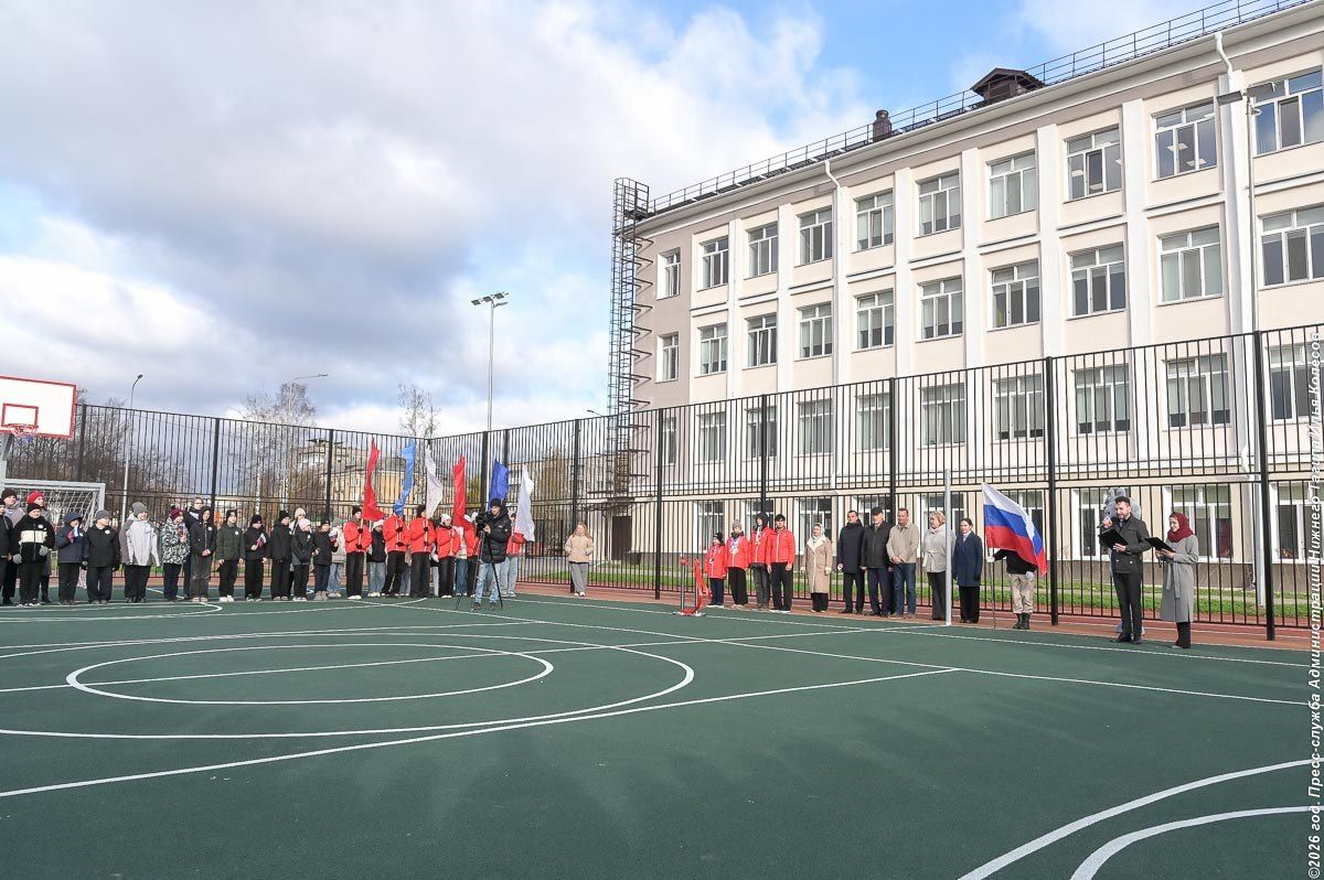 На заднем дворе школы № 70 Нижнего Тагила появилась спортивная площадка На заднем дворе школы № 70 Нижнего Тагила появилась спортивная площадка